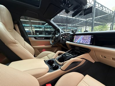 2025 Porsche CAYENNE photo 10
