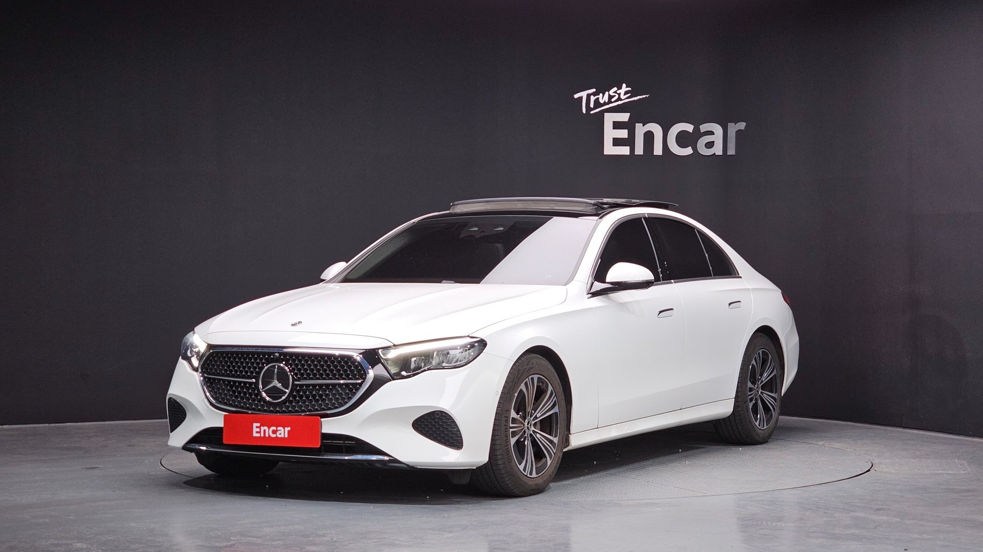 MERCEDES-BENZ E-CLASS - View 1