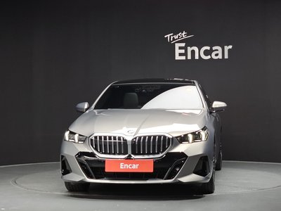 2025 BMW 5 SERIES 照片 2