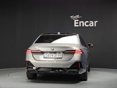 2025 BMW 5 SERIES 照片 3