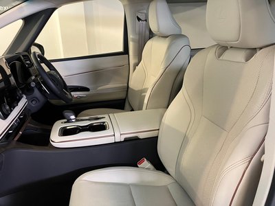 LEXUS LM - 4
