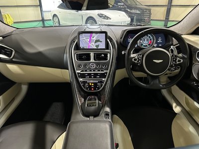 ASTON MARTIN DB11 - 3