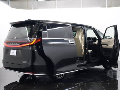 2025 Lexus LM thumbnail 18