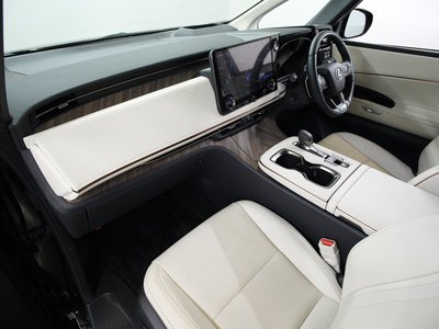 صورة 8 لـ 2025 Lexus LM