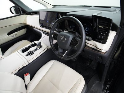 صورة 2 لـ 2025 Lexus LM