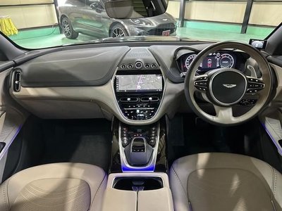 ASTON MARTIN DBX - 4