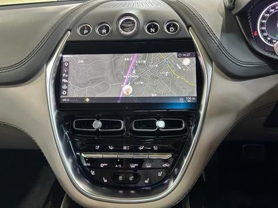 ASTON MARTIN DBX - 5