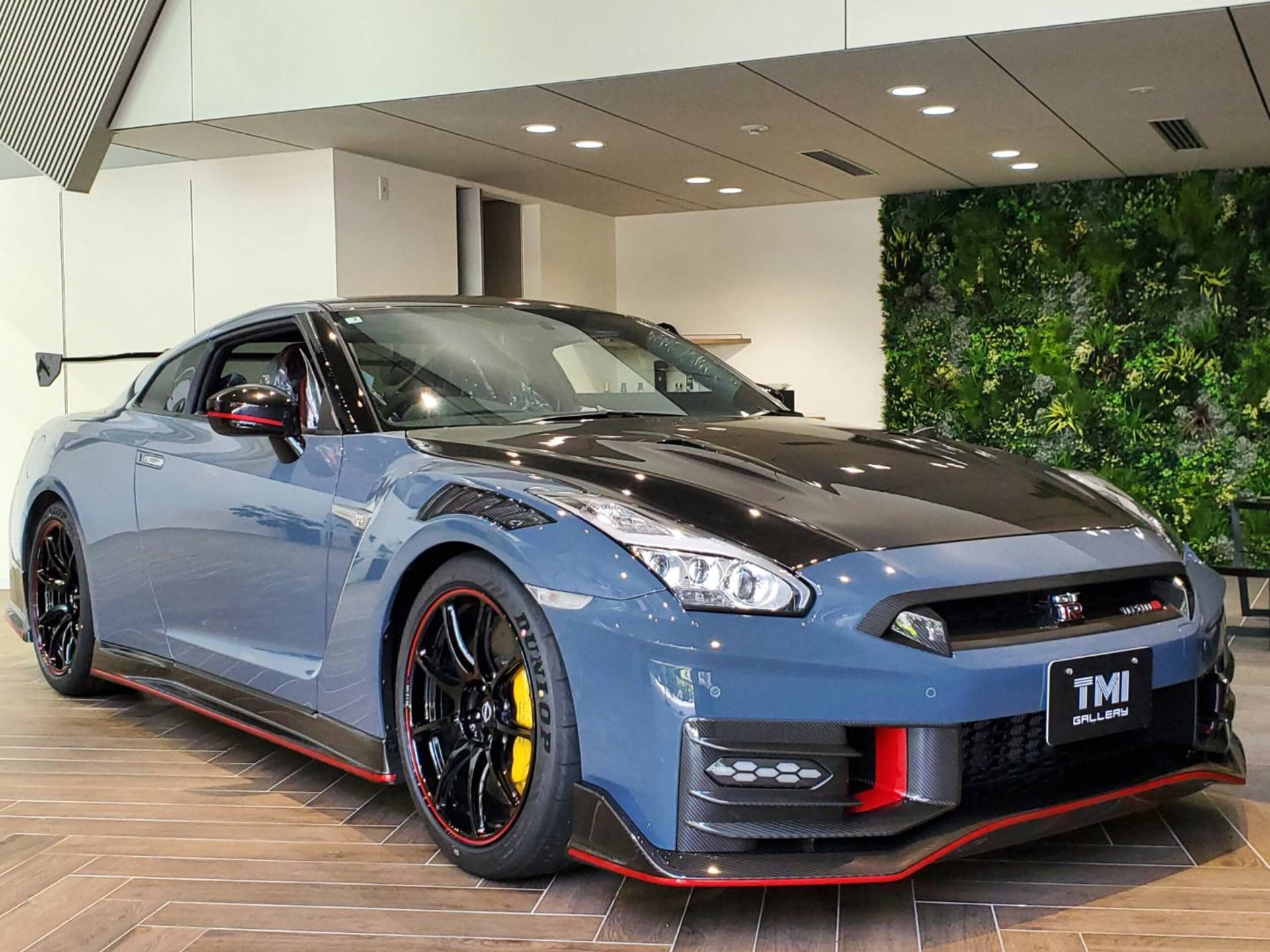 NISSAN GT-R - View 1