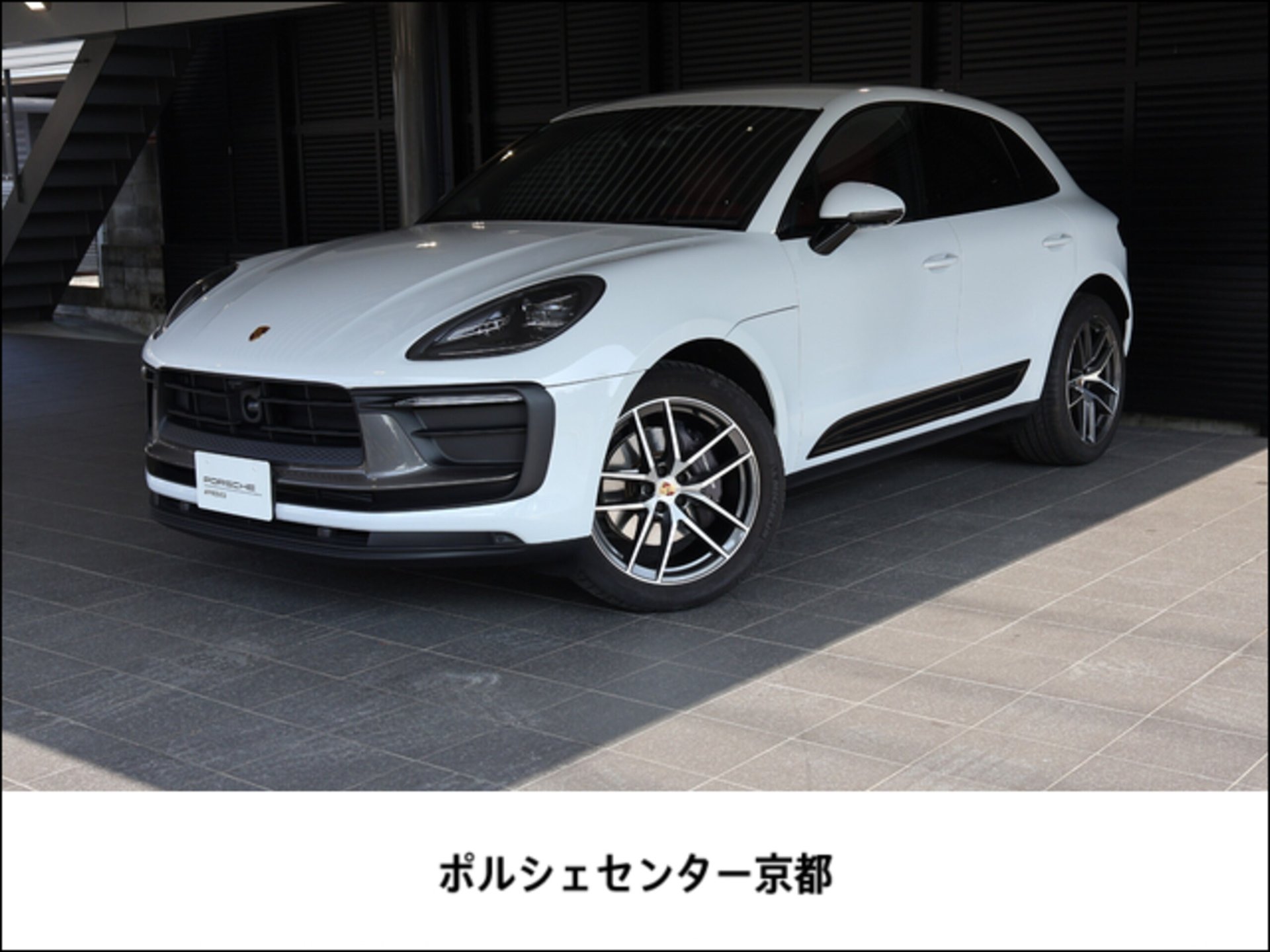 PORSCHE MACAN - View 1
