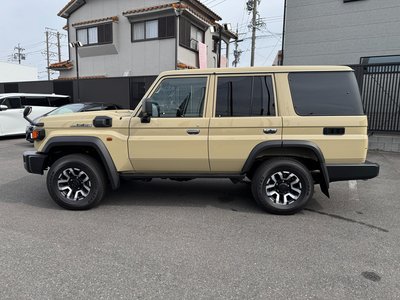 TOYOTA LAND CRUISER 70 - 6