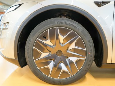 TESLA MODEL Y - 6