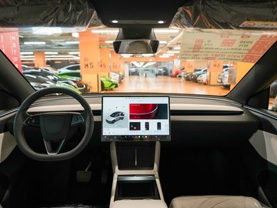 TESLA MODEL Y - 4
