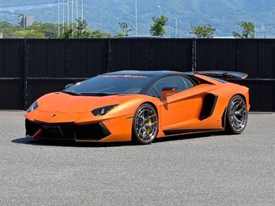 LAMBORGHINI AVENTADOR - 1
