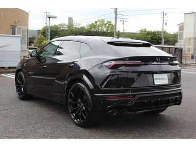LAMBORGHINI URUS - 3