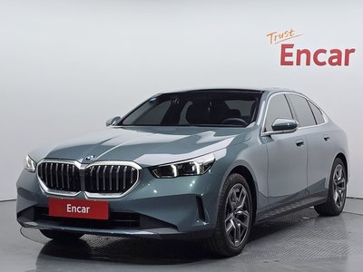 2025 BMW 5 SERIES photo 1