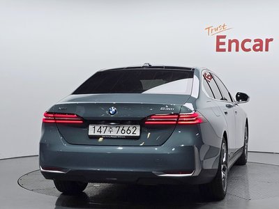 2025 BMW 5 SERIES photo 4