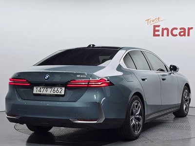 2025 BMW 5 SERIES photo 3