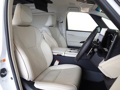 LEXUS LM - 10