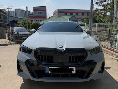 2025 BMW 5 SERIES 照片 2