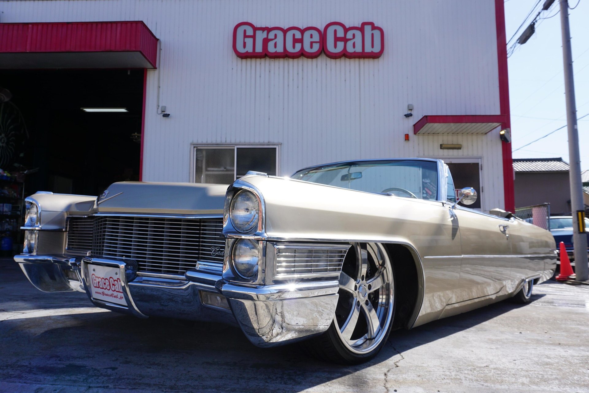 CADILLAC DE VILLE - View 1