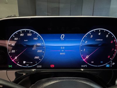 MERCEDES-BENZ E-CLASS - 8