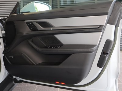 2023 Porsche TAYCAN thumbnail 26