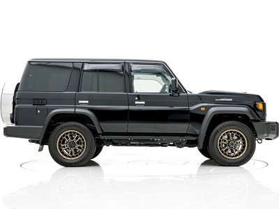 TOYOTA LAND CRUISER 70 - 8