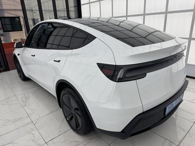 TESLA MODEL Y - 3