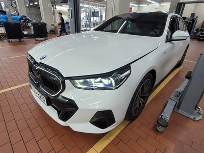 2025 BMW 5 SERIES 照片 2