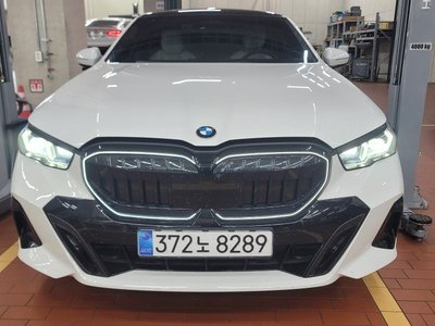 2025 BMW 5 SERIES 照片 1
