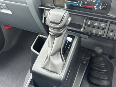 2025 Toyota LAND CRUISER 70 — миниатюра 52