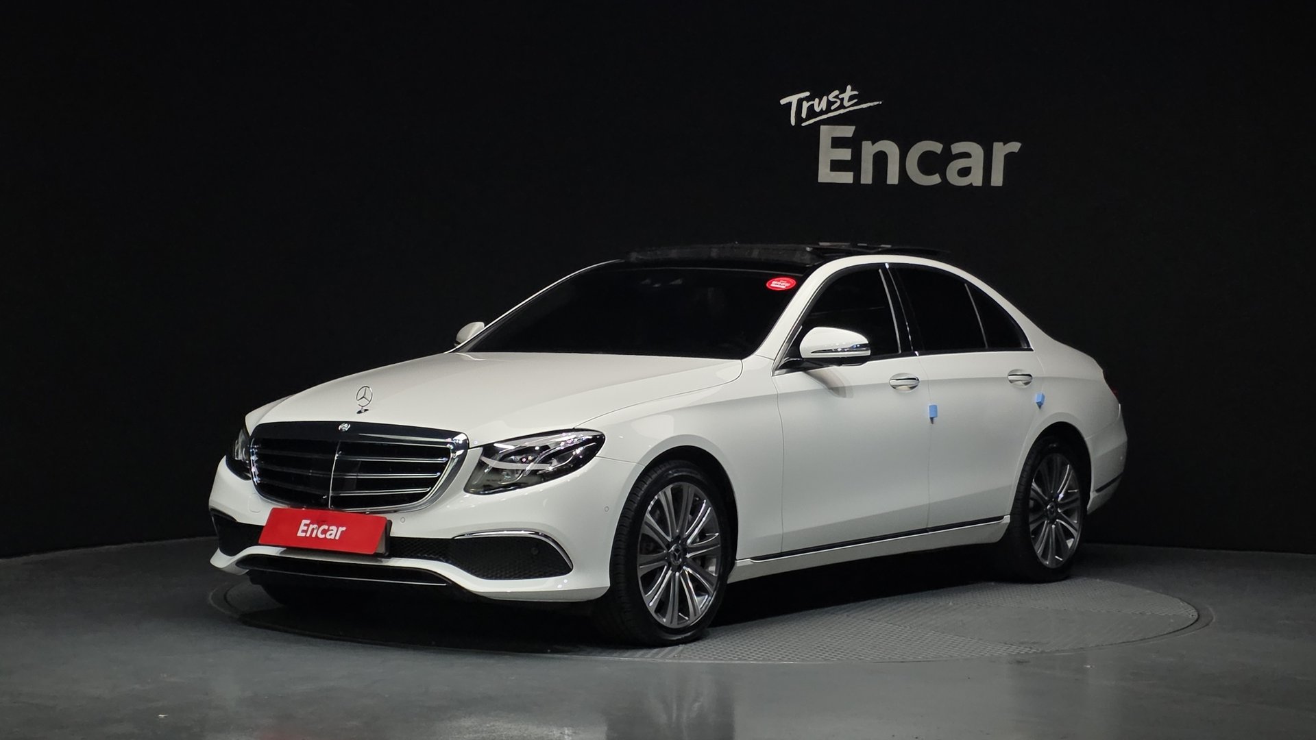 MERCEDES-BENZ E-CLASS - View 1