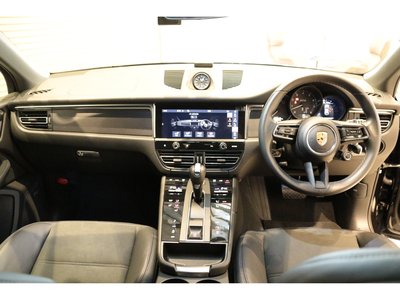 PORSCHE MACAN - 3