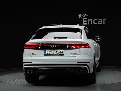 AUDI Q8 - 4