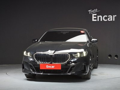 2025 BMW 5 SERIES — фото 2