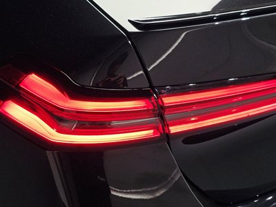2025 BMW 5 SERIES — фото 10