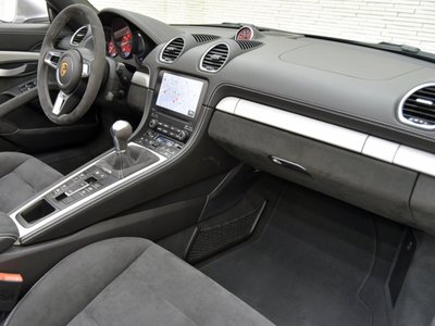 PORSCHE 718 SPYDER - 10