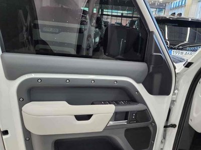 LAND ROVER DEFENDER - 10