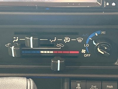 TOYOTA LAND CRUISER 70 - 6