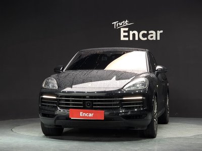 2023 Porsche CAYENNE photo 2