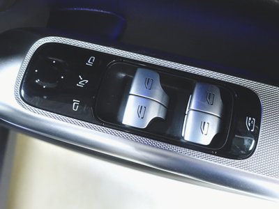 2025 Mercedes-BENZ GLC — миниатюра 20