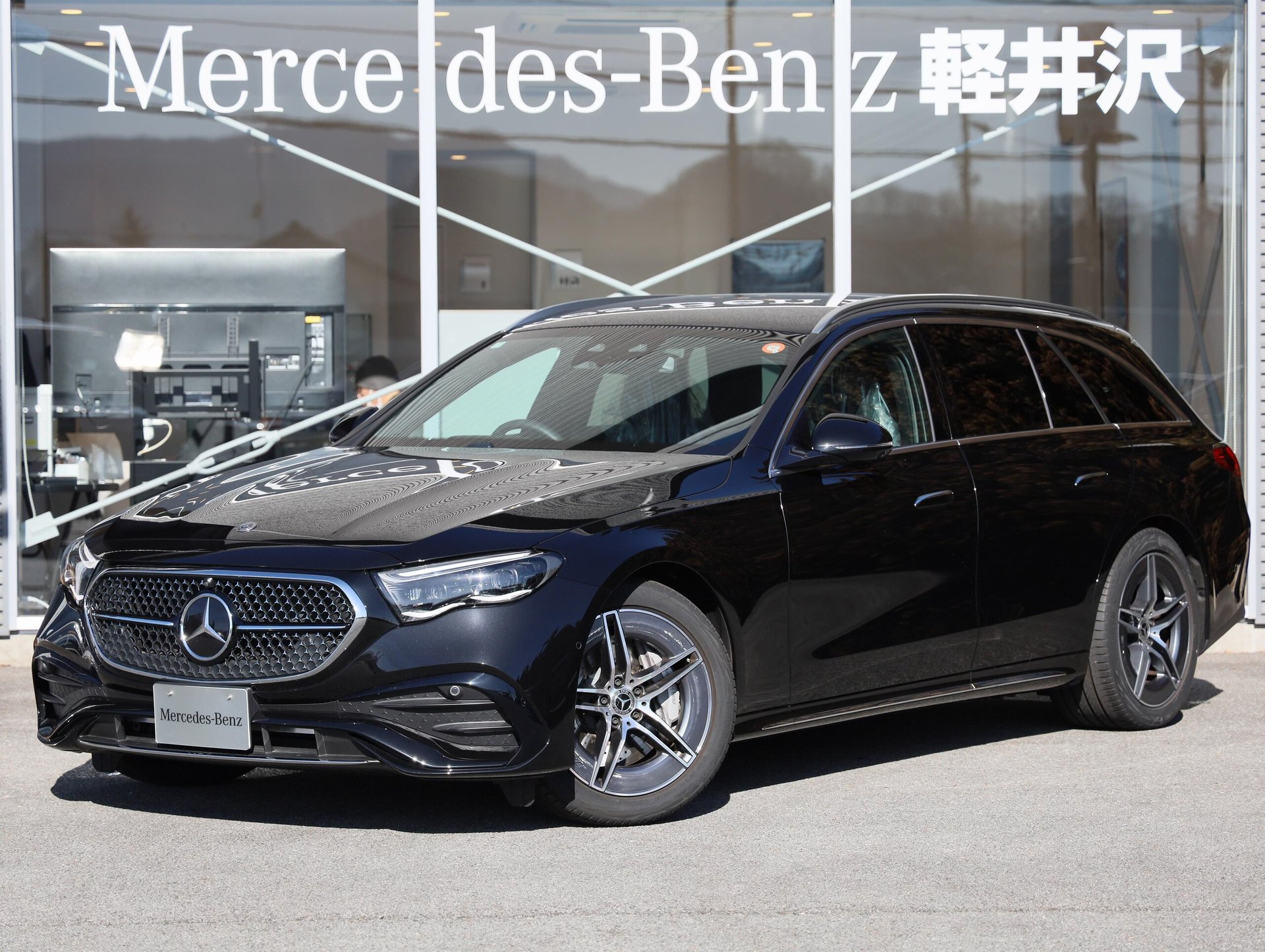 MERCEDES-BENZ E-CLASS WAGON - View 1