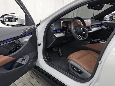 2025 BMW 5 SERIES — фото 10