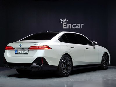 2025 BMW 5 SERIES — фото 4
