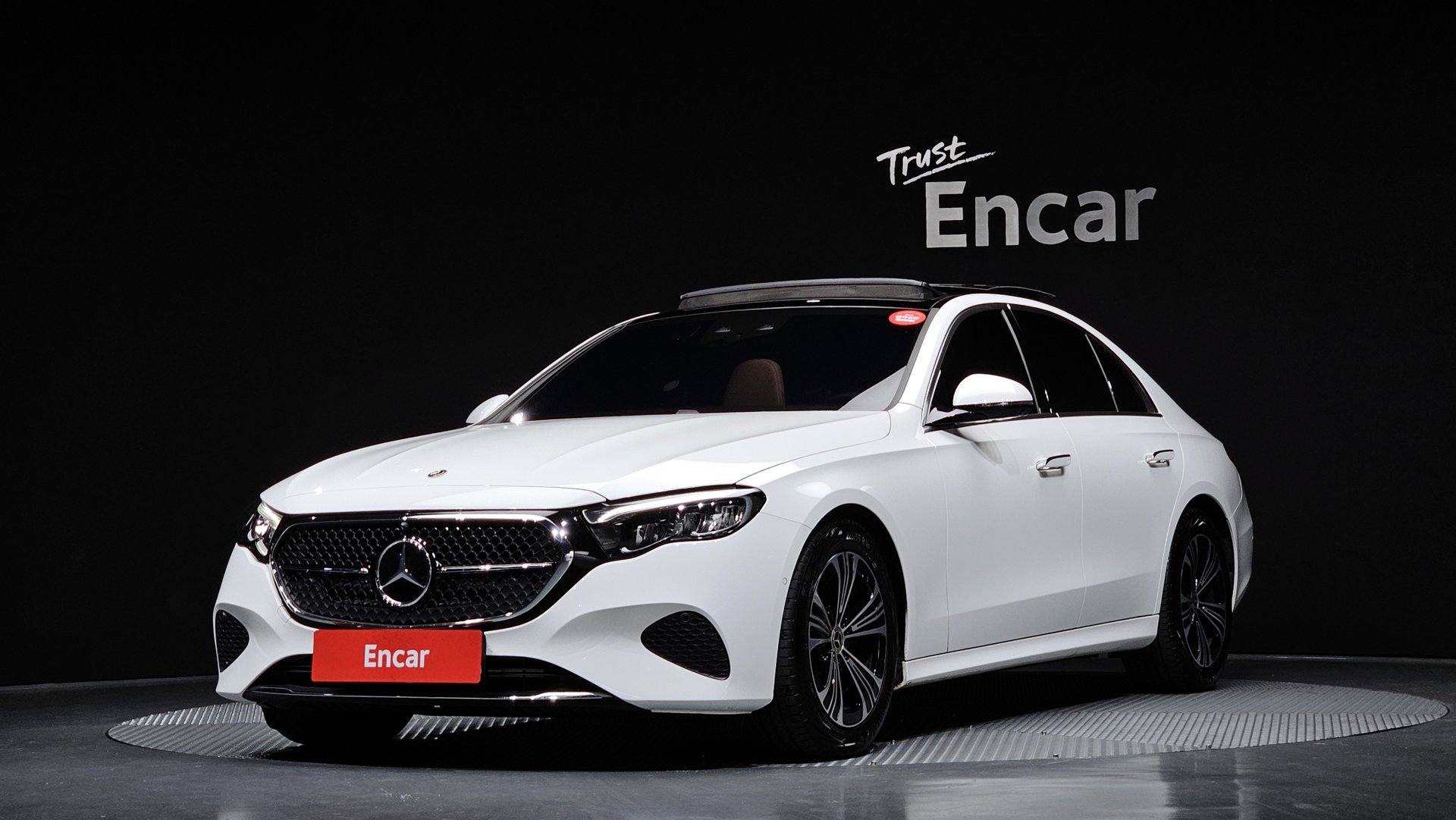 MERCEDES-BENZ E-CLASS - View 1