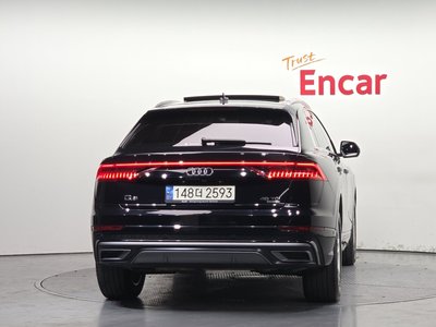 AUDI Q8 - 4