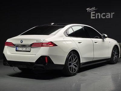2025 BMW 5 SERIES 照片 2