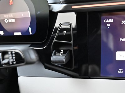 2025 Porsche MACAN photo 9