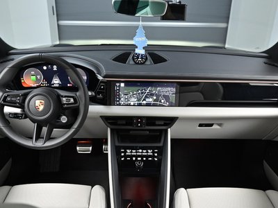 2025 Porsche MACAN photo 5