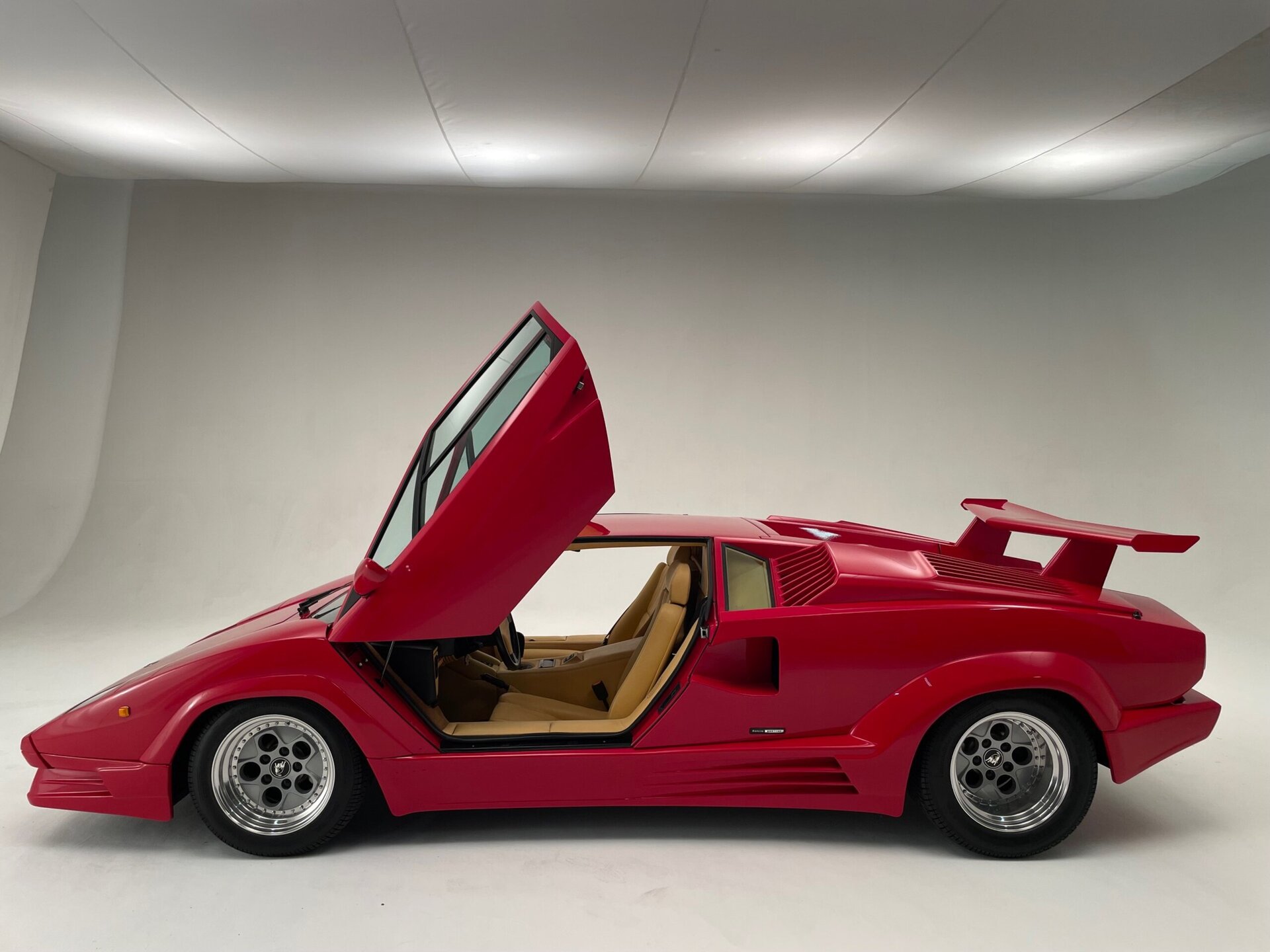 LAMBORGHINI COUNTACH - View 1
